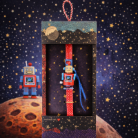 Φωτογραφία από Λαμπάδα Ρομπότ ξύλινο κουρδιστό - Κόκκινο